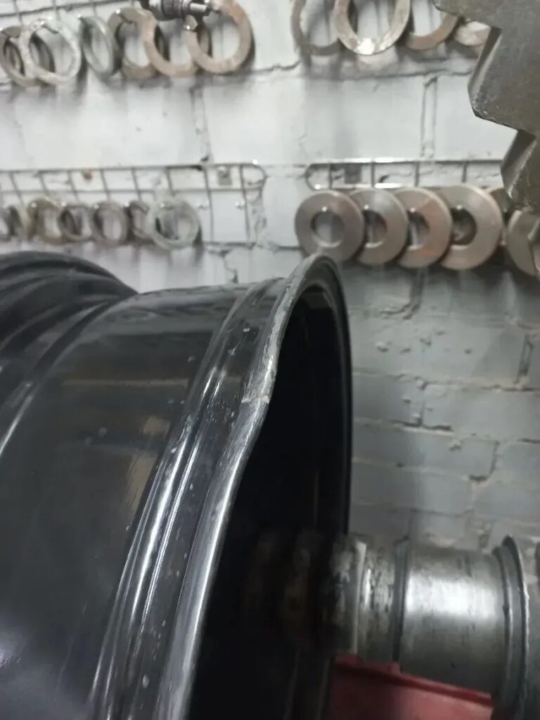 Литой диск после восстановления разрушенного участка аргонной сваркой